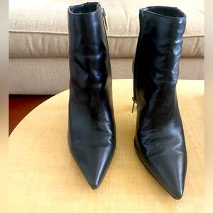 Vince Camuto Women’s black leather Kichela Bootie - size 8